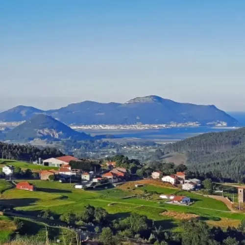 Bahía de Santoña y Monte Buciero vistos desde Moncalian, con Montehano en primer plano