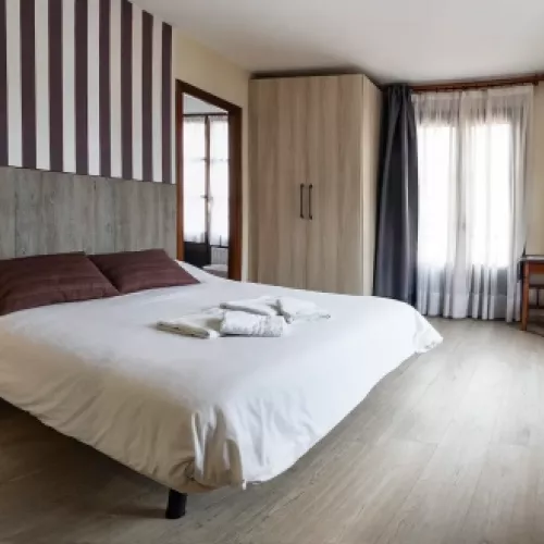 107 cama matrimonio armario amplio hotel rural las solanas decoracion moderna