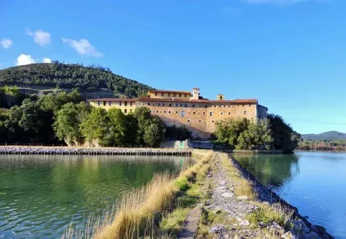 Convento de Montehano en Escalante, junto a las Marismas de Santoña, en el Camino de Santiago por la costa