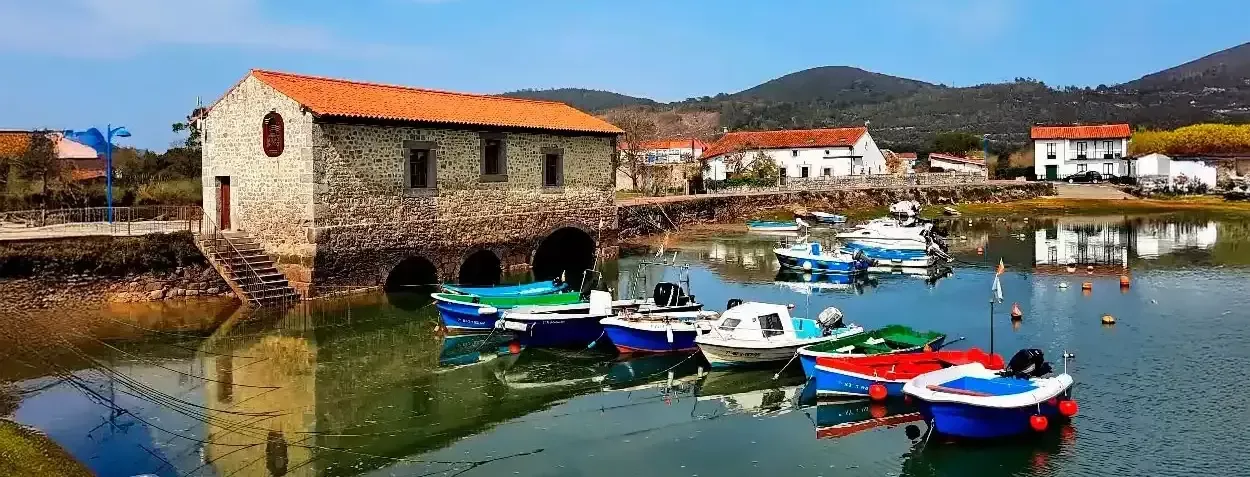 Molino de mareas en el Parque Natural de las Marismas de Santoña, entorno de actividades y paseos en Cantabria Oriental