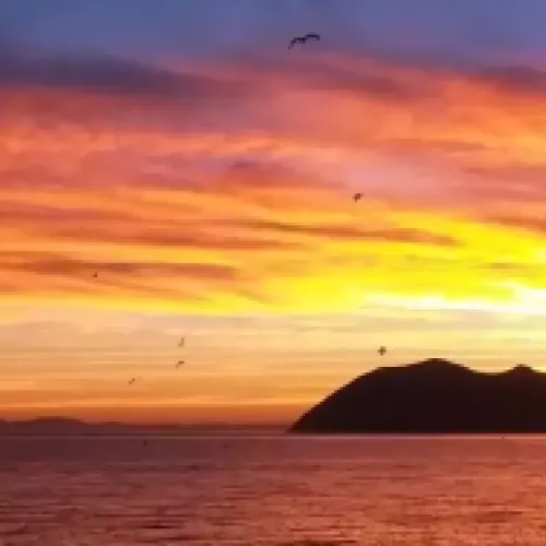 Amanecer desde la costa de Noja en el Parque Natural de las Marismas de Santoña, entorno natural de Escalante en Cantabria