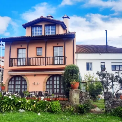 Fachada del Hotel Rural Las Solanas de Escalante en Cantabria