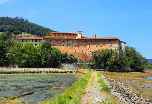 Monasterio de Montehano en ruta de senderismo desde Escalante