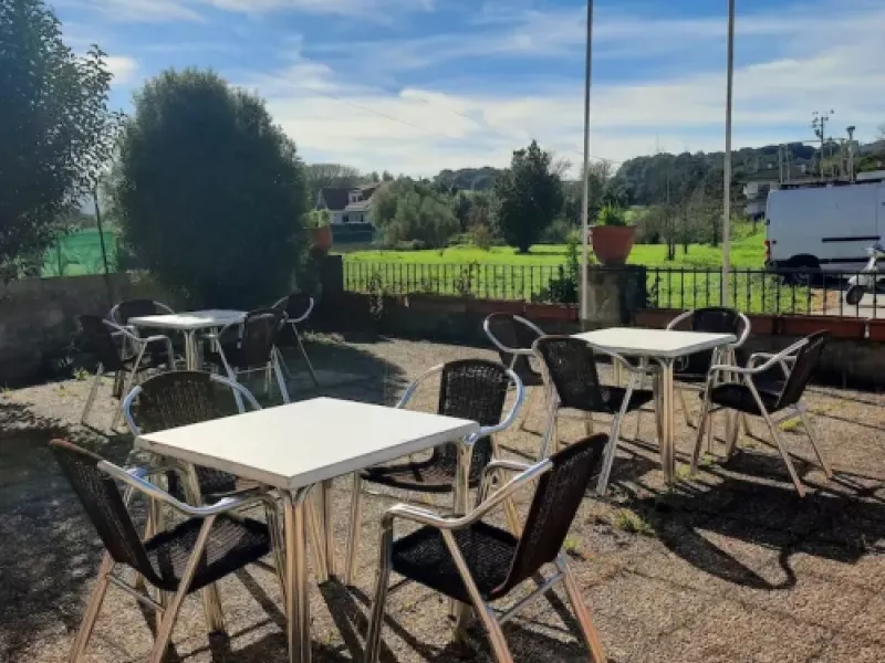 Terraza exterior del Hotel Familiar Las Solanas de Escalante con prado y entorno natural en Cantabria
