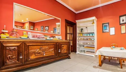 Comedor de desayunos del Hotel Familiar Las Solanas de Escalante con buffet y muebles de madera