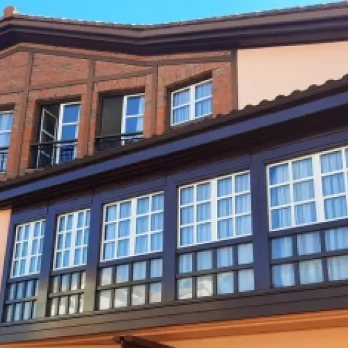 Fachada del Hotel Rural Las Solanas de Escalante con solanas tradicionales y luz natural