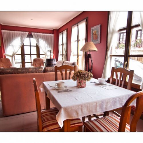 Mesa de comedor junto a ventana