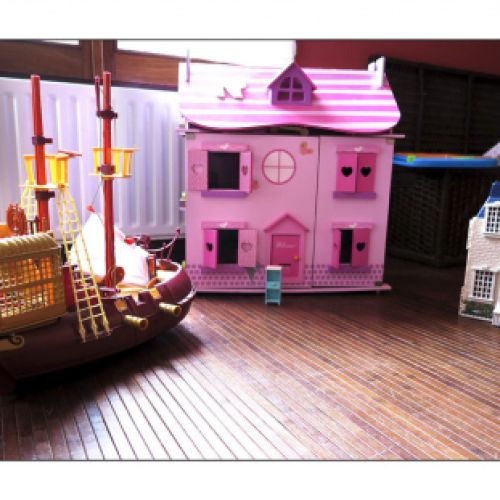 Juguetes para niños en la zona común del hotel