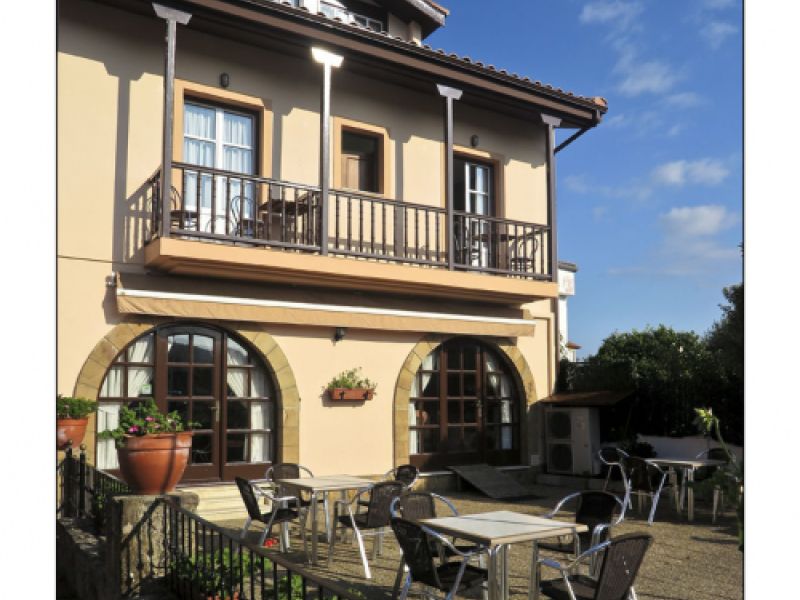 Fachada y terraza del Hotel Las Solanas en Cantabria