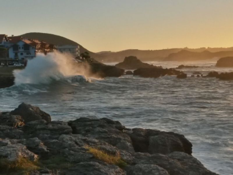Paseo por la playa de Trengandín en Noja