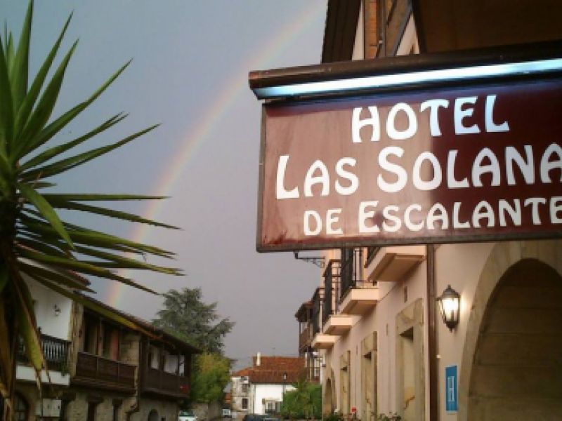 Entrada principal al Hotel Las Solanas en Cantabria