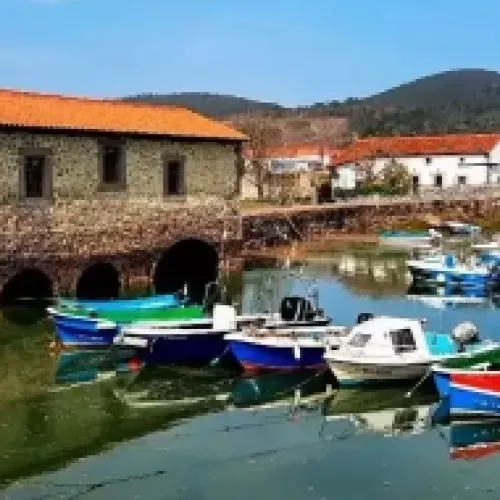 Molino de mareas en el Parque Natural de las Marismas de Santoña, entorno de actividades y paseos en Cantabria Oriental