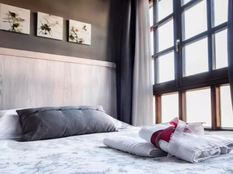 103 detalle cama ropa blanca floral habitacion escalante