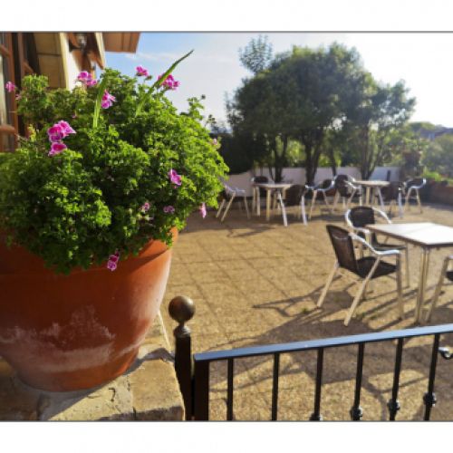 Terraza exterior con mesas en Hotel Las Solanas