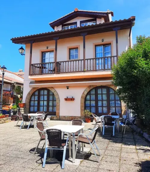 Terraza exterior y solanas del Hotel Rural Las Solanas de Escalante, un espacio luminoso para el descanso