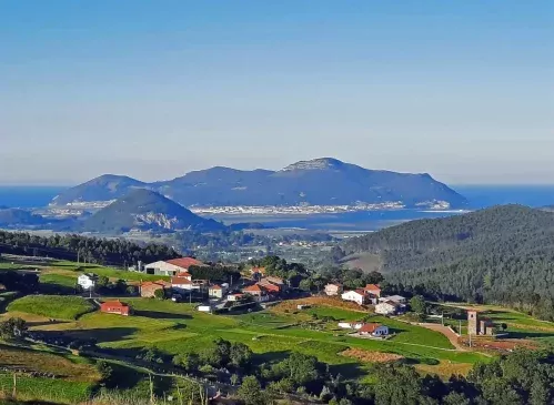 Bahía de Santoña y Monte Buciero vistos desde Moncalian, con Montehano en primer plano