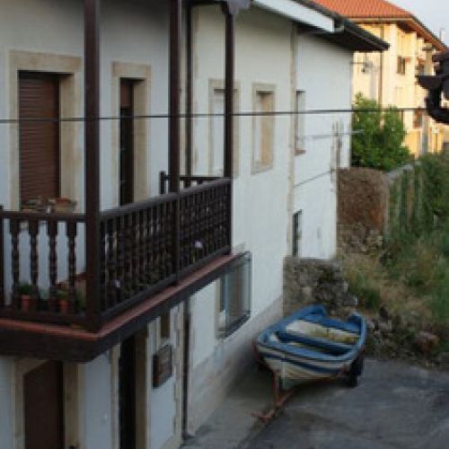 Calles pintorescas de Escalante en Cantabria