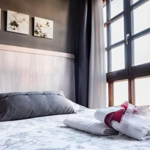 103 detalle cama ropa blanca floral habitacion escalante