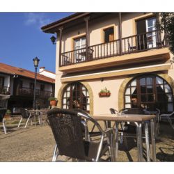 Mesas exteriores en el jardín del Hotel Las Solanas