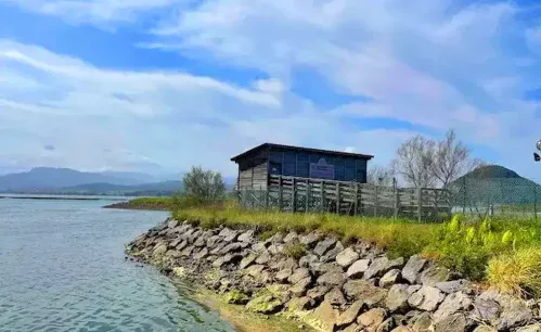Observatorio de aves en el Parque Natural de las Marismas de Santoña, un punto estratégico para la observación de aves acuáticas y migratorias en Cantabria.