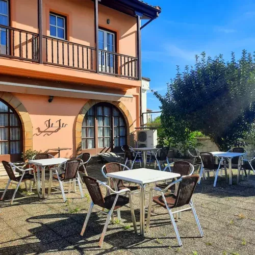 Terraza exterior del Hotel Familiar Las Solanas de Escalante, un alojamiento rural en Cantabria