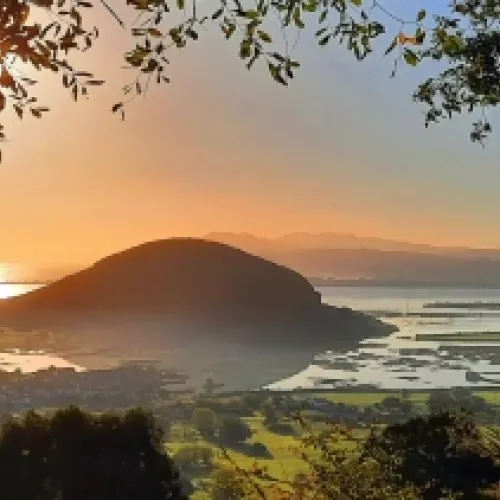 Vistas de Escalante y las Marismas con el Montehano al amanecer