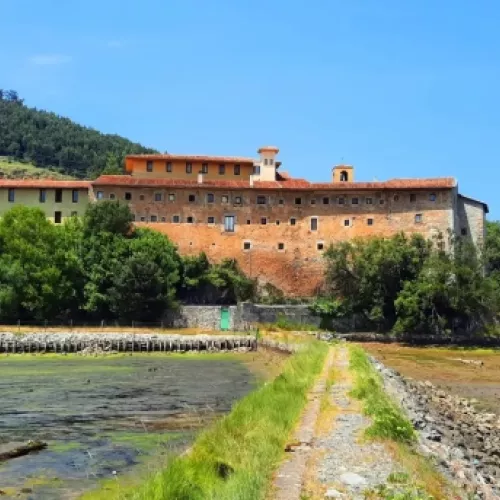 Monasterio de Montehano en el Parque Natural de las Marismas de Santoña