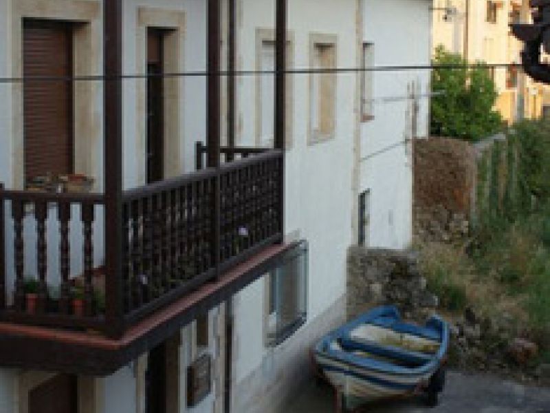 Calles pintorescas de Escalante en Cantabria Calles pintorescas de Escalante en Cantabria