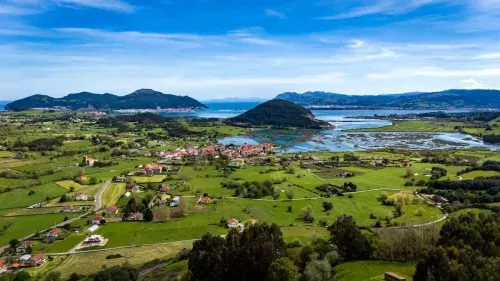 Vista aérea de Escalante con las Marismas de Santoña, el Montehano y la bahía de Santoña al fondo