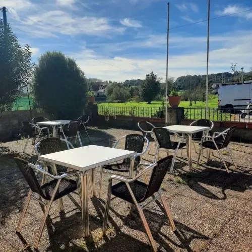 Terraza exterior del Hotel Familiar Las Solanas de Escalante con prado y entorno natural en Cantabria