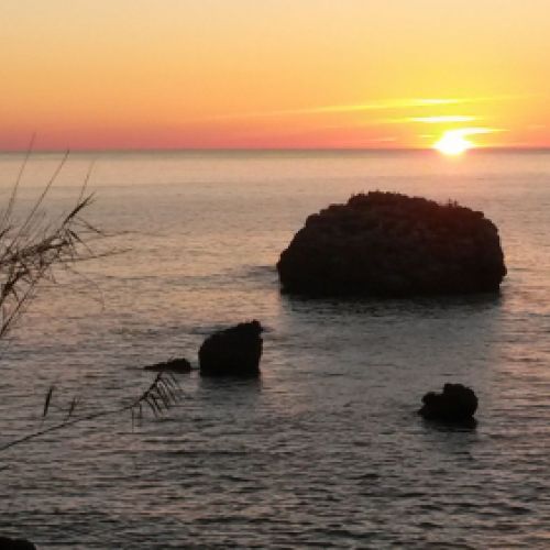 Sendero entre playas con vistas al Cantábrico