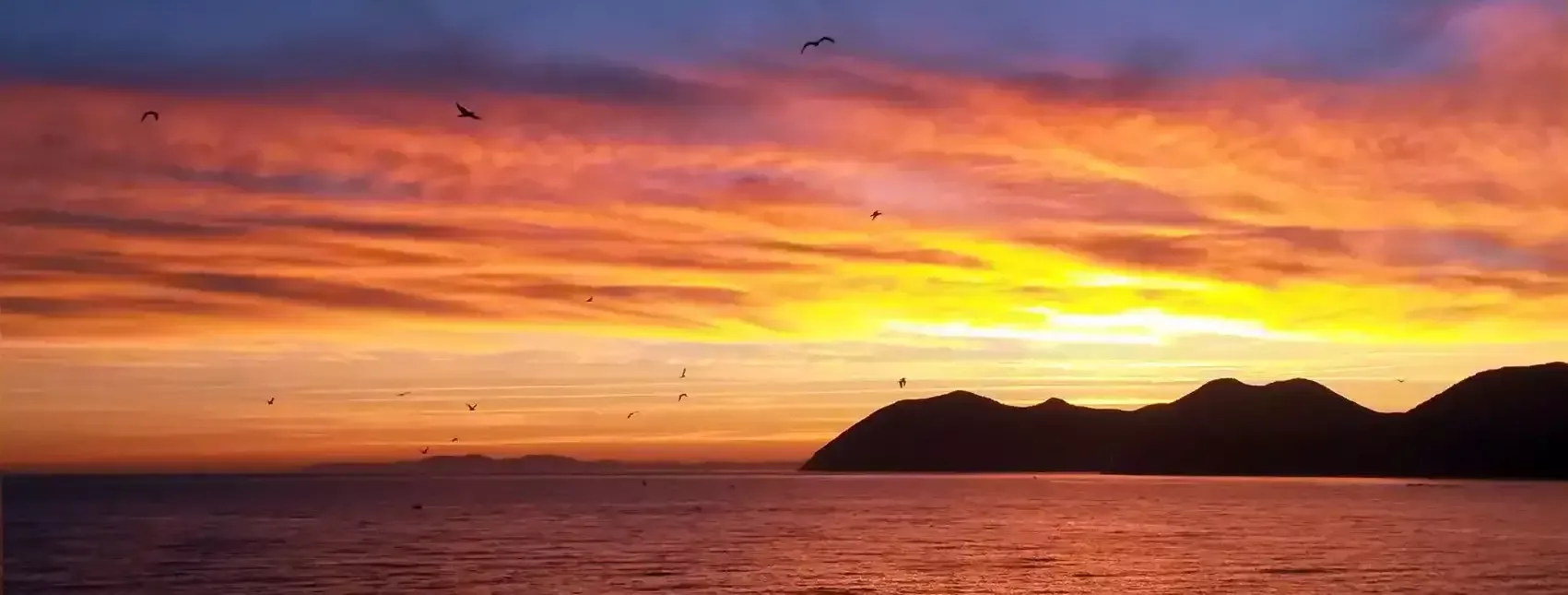 Amanecer desde la costa de Noja en el Parque Natural de las Marismas de Santoña, entorno natural de Escalante en Cantabria