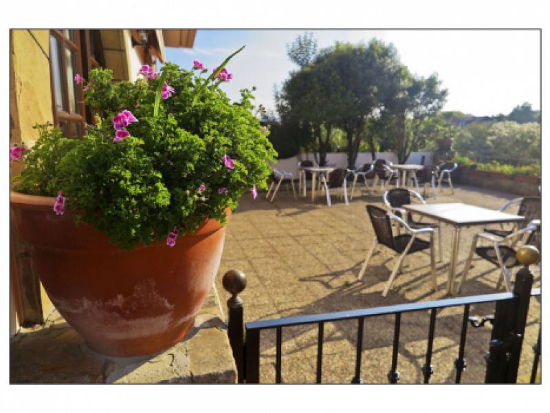 Terraza exterior con mesas en Hotel Las Solanas