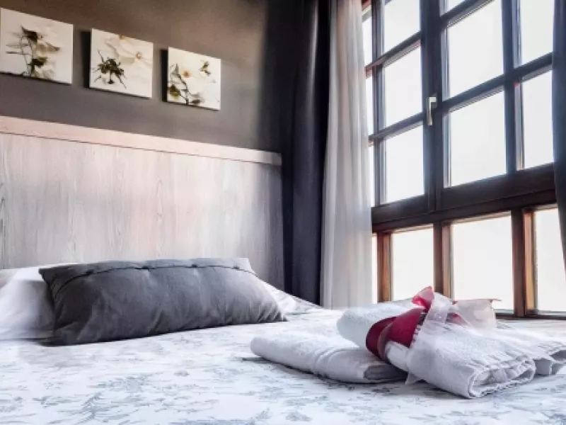 103 detalle cama ropa blanca floral habitacion escalante