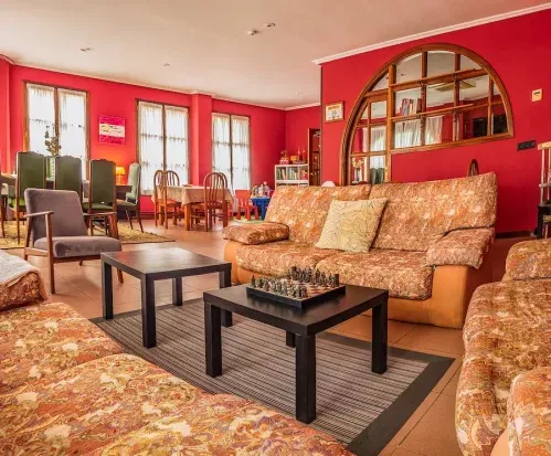 Salón común del Hotel Familiar Las Solanas de Escalante con zona de juegos de mesa y televisión