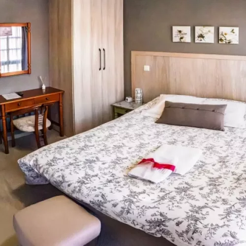 103 cama individual escritorio decoracion clasica hotel las solanas cantabria