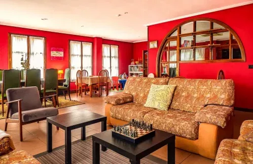 Salón común del Hotel Rural Las Solanas de Escalante, un espacio acogedor para descansar después de explorar las Marismas de Santoña