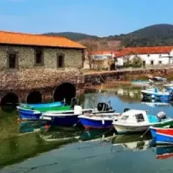 Molino de mareas en el Parque Natural de las Marismas de Santoña, entorno de actividades y paseos en Cantabria Oriental