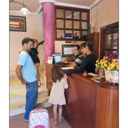 Recibidor acogedor para huéspedes en Hotel Las Solanas