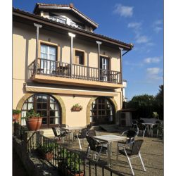 Fachada y terraza del Hotel Las Solanas en Cantabria